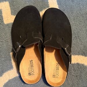 Like New- 8- White Mountain Black Suede Slip-On Clogs